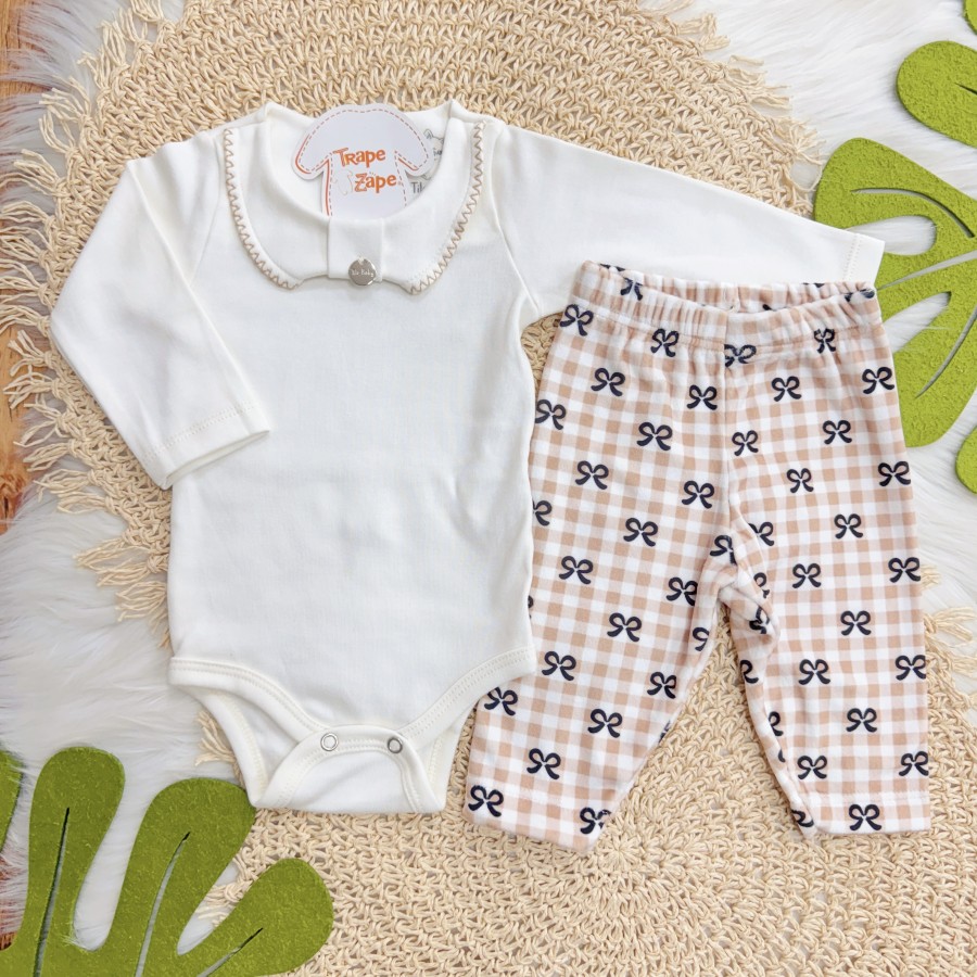 Conj. Body Manga Longa Gola Bordada e Calça em Plush Lacinhos - Off White e Caramelo